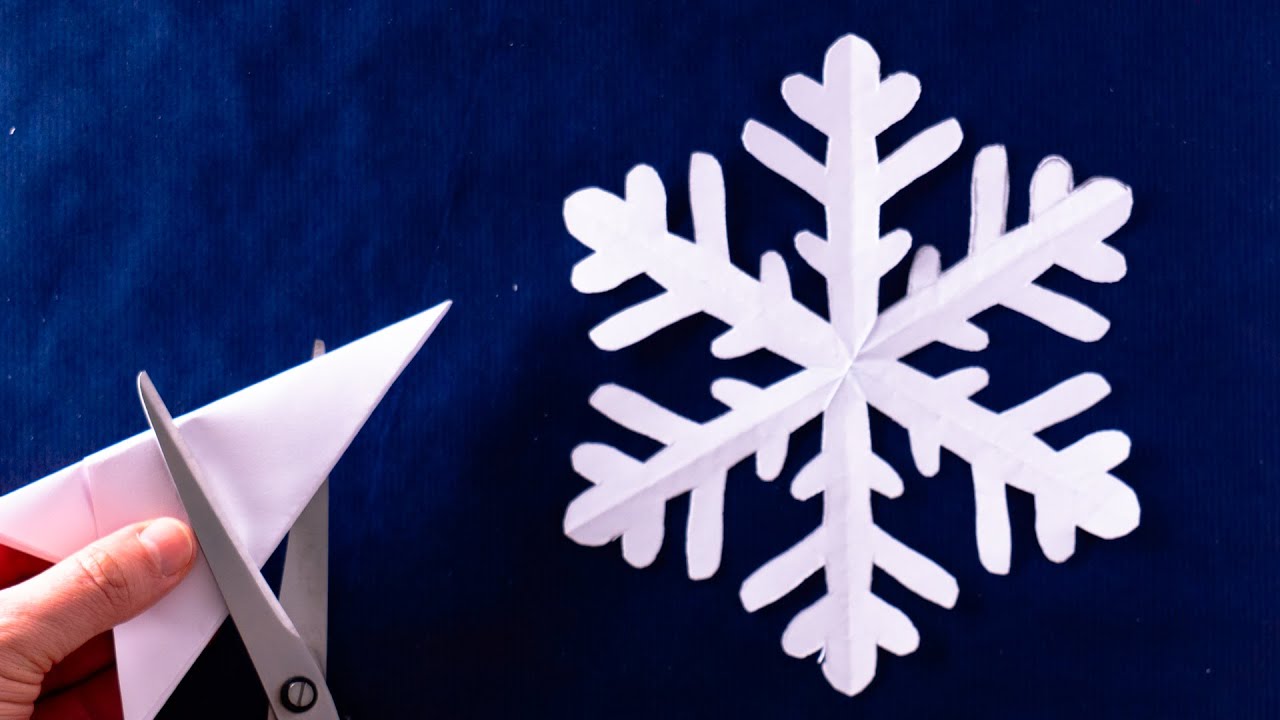 👉 Как сделать снежинку из бумаги — простые рождественские украшения! ❄🎄 