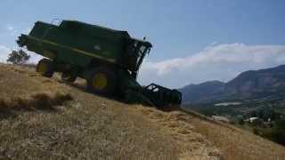 Moisson de l'extreme  JOHN DEERE 2254 Descente et remontée d'un mur