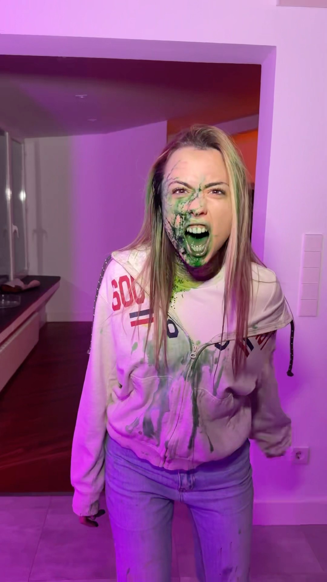 Tenemos una CHICA ZOMBIE en CASA! (Necesitamos Ayuda)