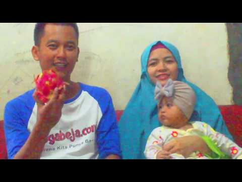bayi-gemi-makan-buah-naga,-bibirnya-belepotan-kaya-pake-lipstik