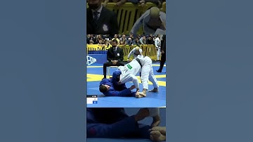 How Tainan Dalpra uses the tripod while passing the guard