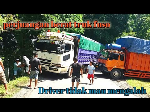 Perjuangan berat  truk  mitsubishi fuso  melewati jalan 