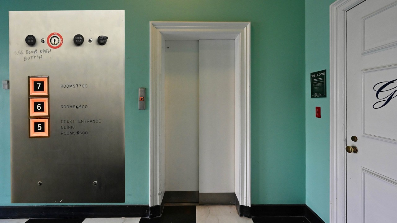 САМЫЙ РЕДКИЙ ЛИФТ В ИСТОРИИ! 3 остановки, нижний привод, кондиционер, сенсорный экран в отеле Gre...