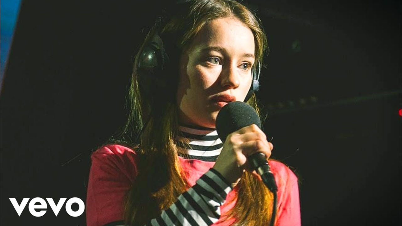 Sigrid – Strangers (Live from the Live Lounge)
