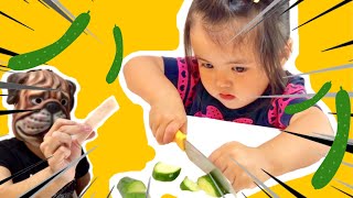 【はじめての包丁】3歳のはじめての包丁使い♪野菜の切り方、手の置き方、上手にできる？学んで上達、料理女子！チキンも切るよ！The first kitchen knife.