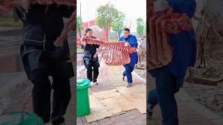 Des os de poubelle transformés en un repas excellent par ses soins.