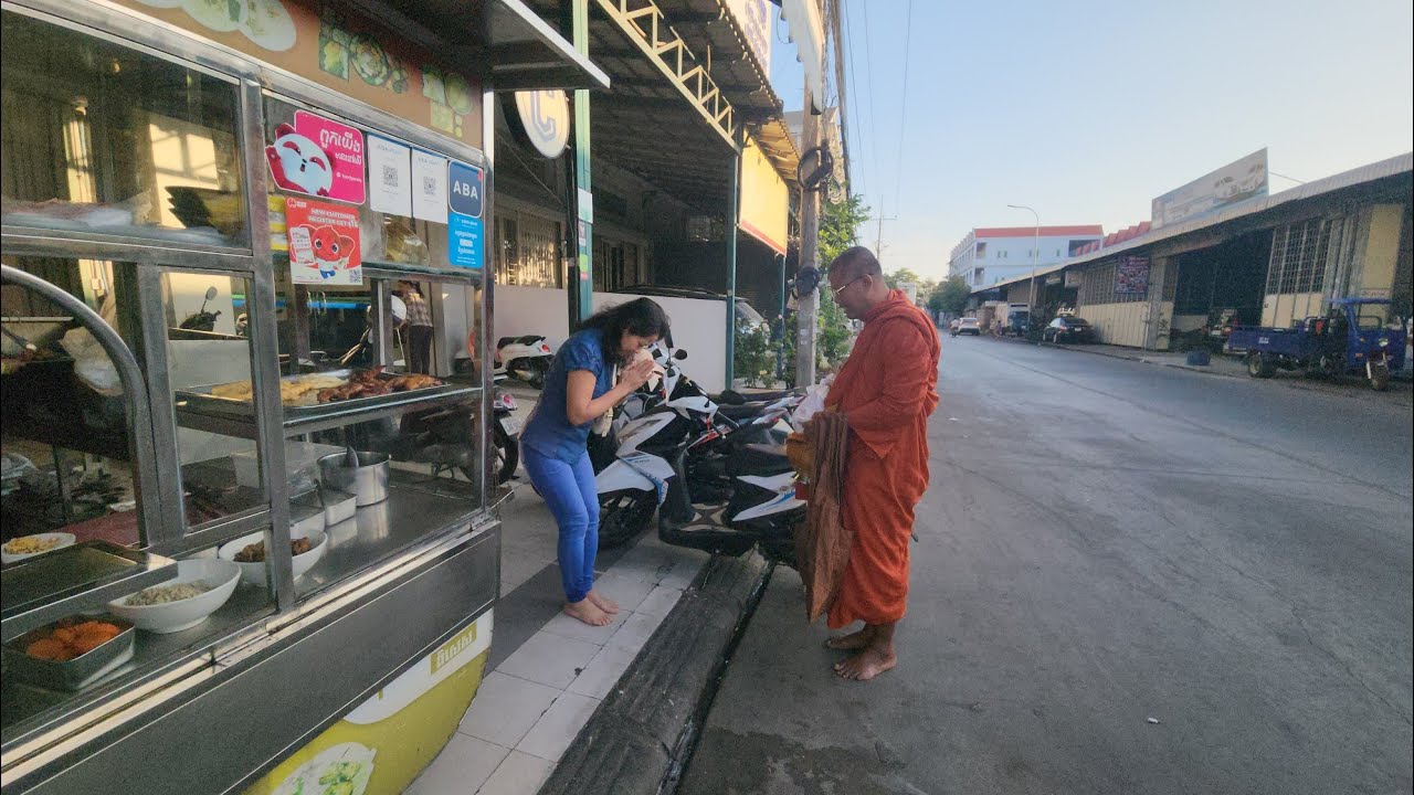 ញ៉ាំគុយទាវទិញបាយនិងម្ហូបដាក់បាតលោក