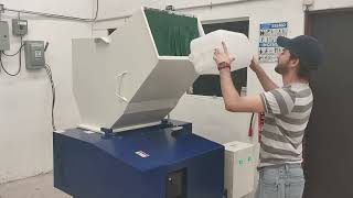 Molino para plasticos Huare Plasticsa 20hp con bidones de 20L