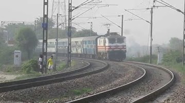 Madly Honking WAP5 creates Duststorm!! 11057 LTT Amritsar Pathankot Express