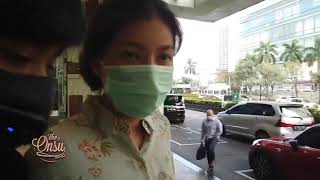 Bunda dan koko Betrand beli hadiah buat ayah