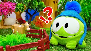 Om Nom cuida de la vaca. Vídeo de juguetes para niños pequeños.