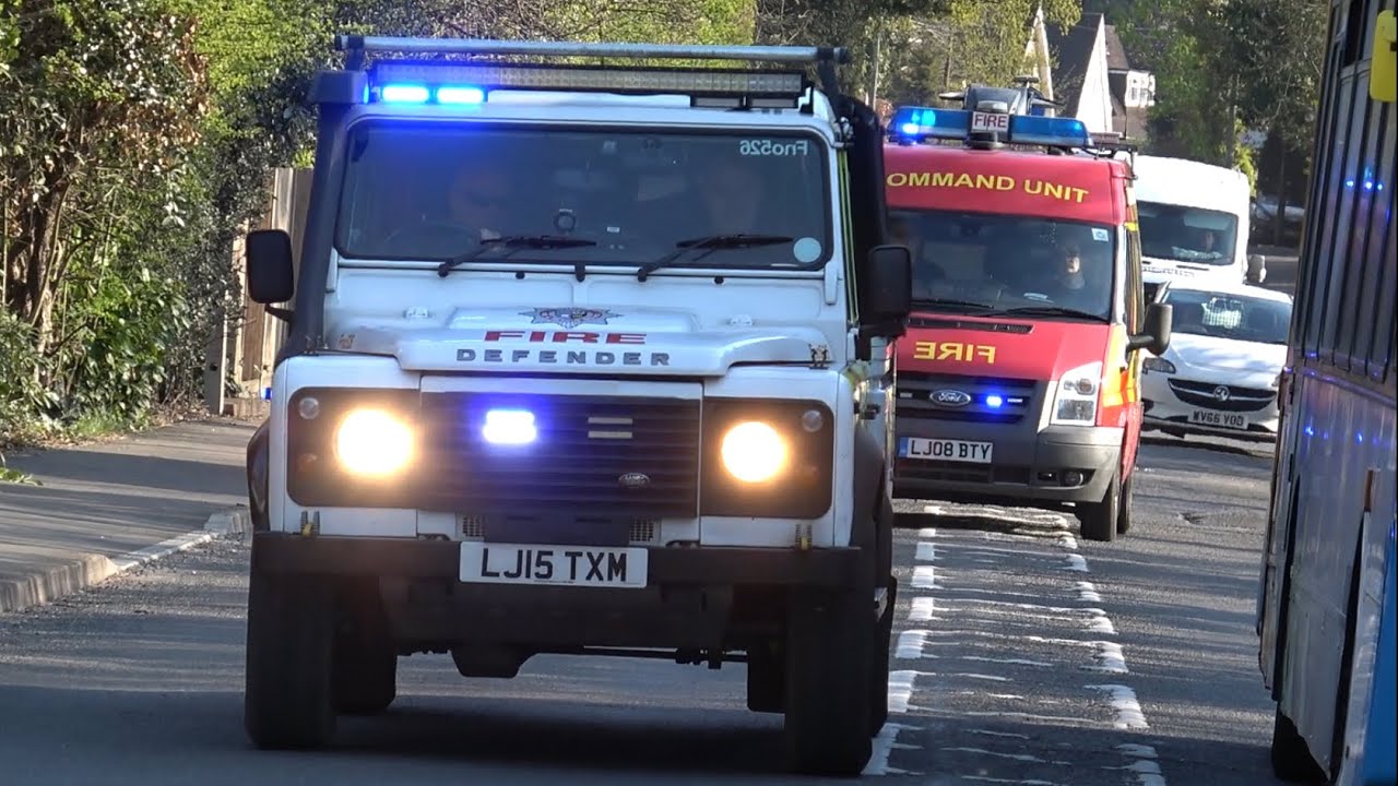 Surrey Fire & Rescue Service, Painshill Command Unit + Multi Role Vehicle responding in Ash Vale
