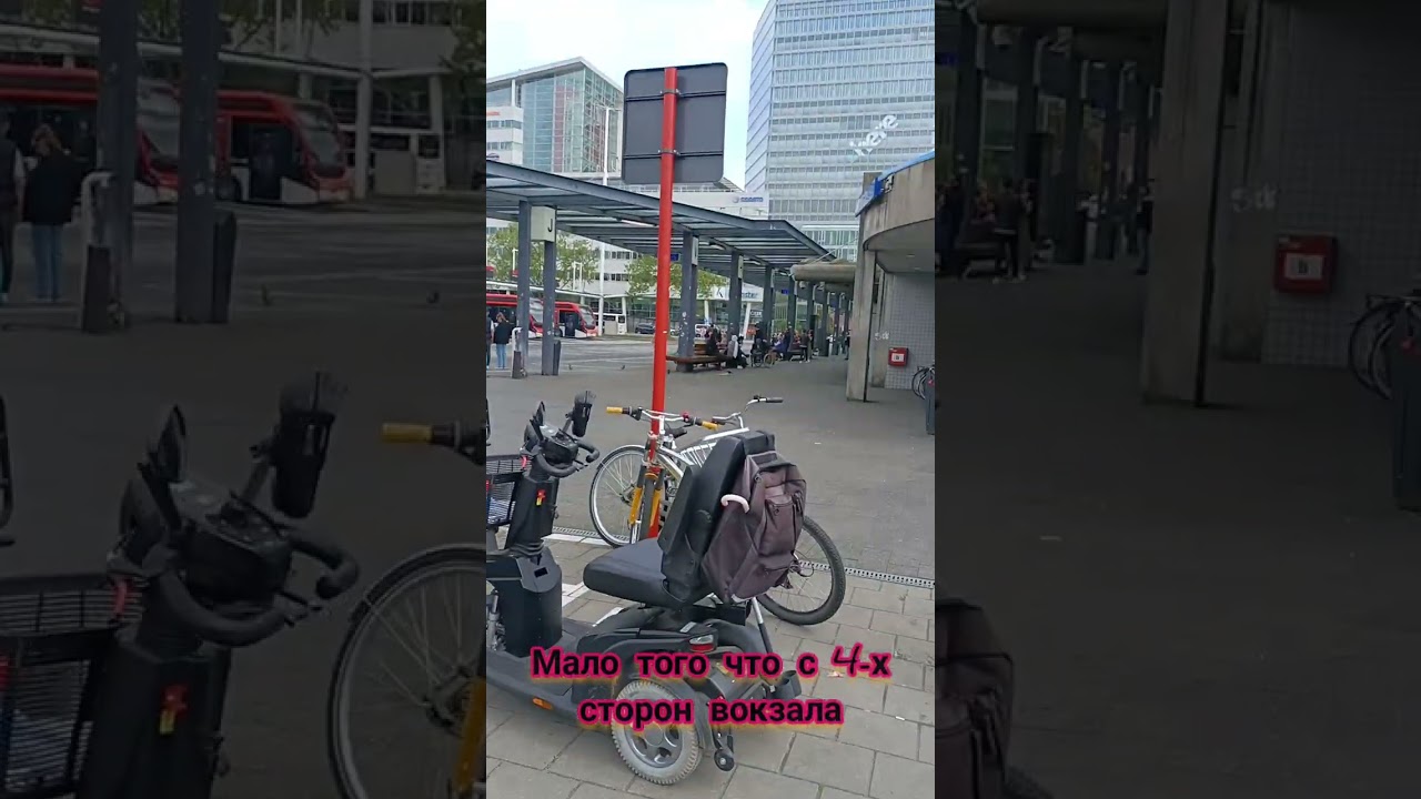 Велосипедные стоянки около вокзала в Утрехте. Нидерланды