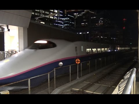夜の東京駅に到着する東北新幹線やまびこE2系