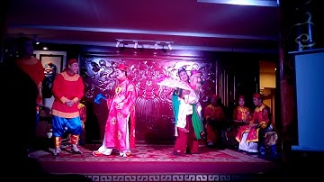 Ông già cõng vợ đi xem hội