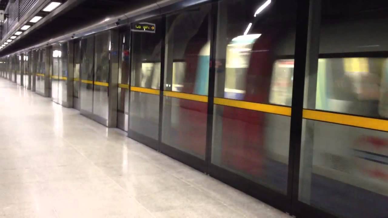 Jubilee Line leaving Canary Wharf (Westbound) - YouTube