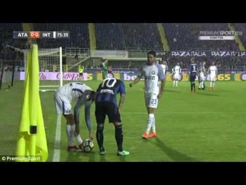 Gomez allenatore in campo: chiama il cambio... per gli avversari - VIDEO 1 Atalanta striker Alejandro Gomez fools Luciano Spalletti by telling him Inter defender Miranda