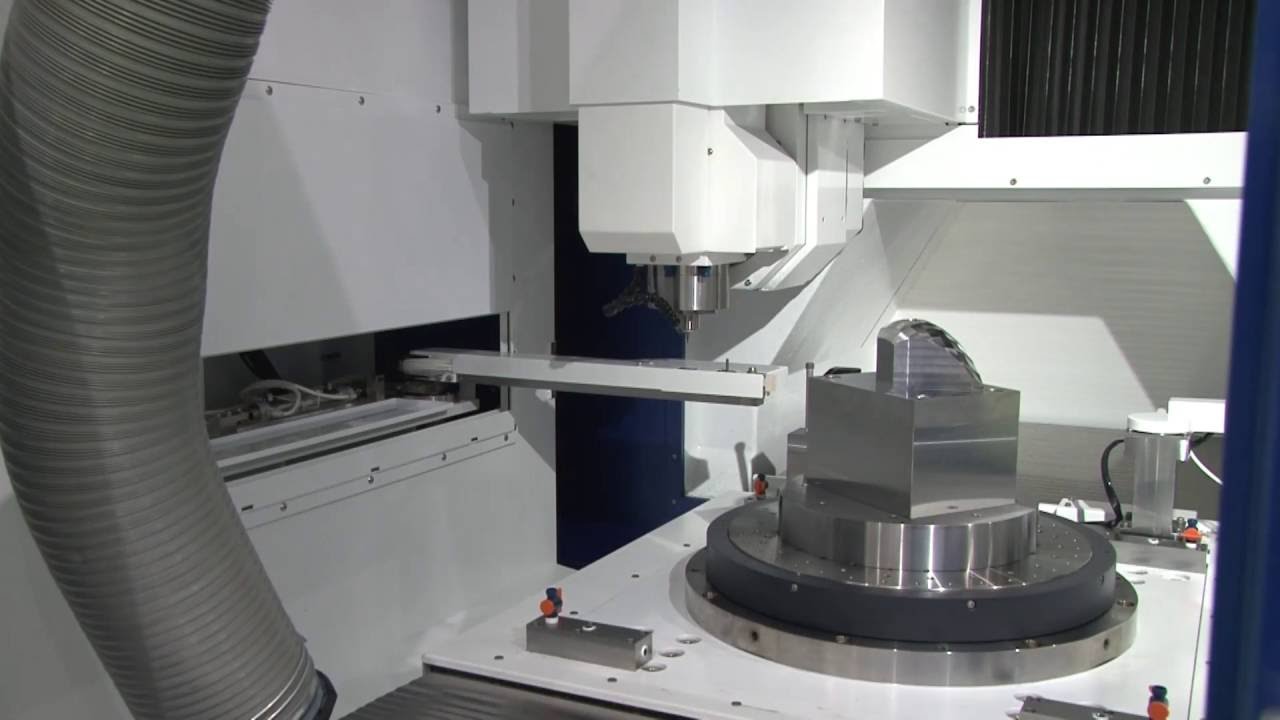 自動車ランプリフレクタ金型の5軸高精度加工 超精密立形加工機 UVM