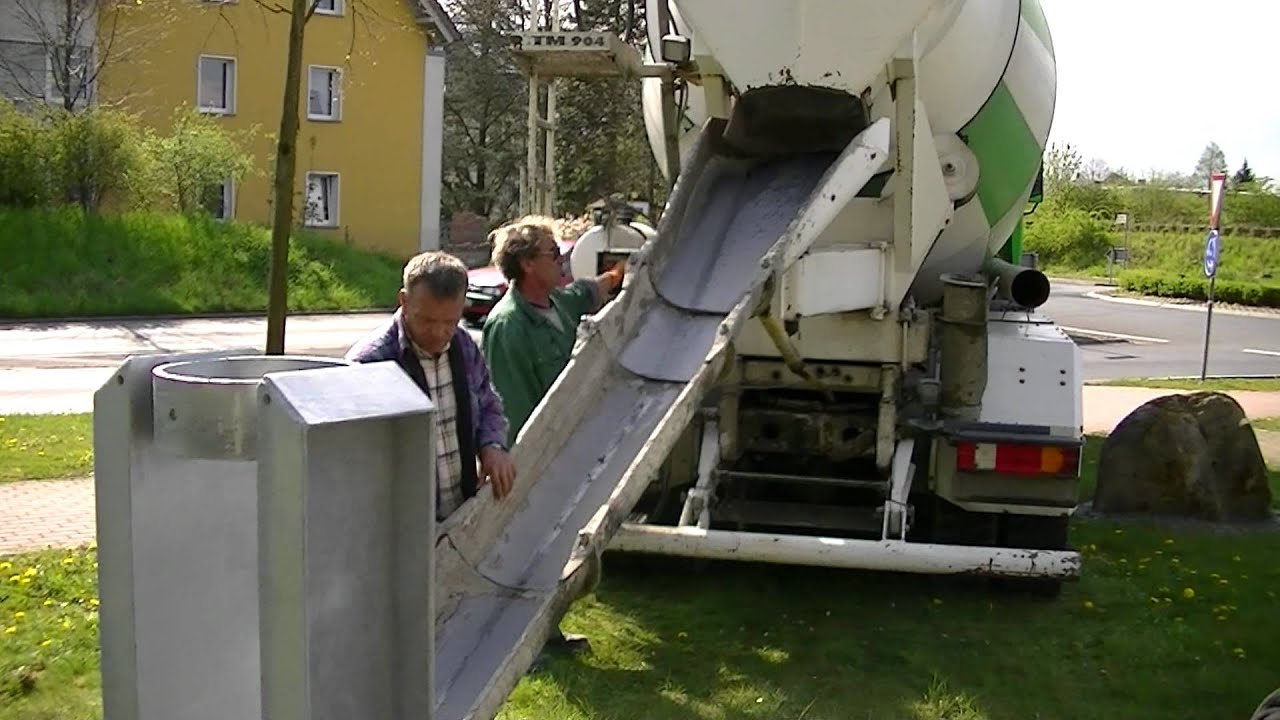 Borker Maibaum - Einbetonieren der Maibaumhalterung
