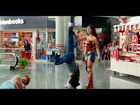 Wonder Woman (Gal Gadot) Captures Bank Robbers in a Mall \