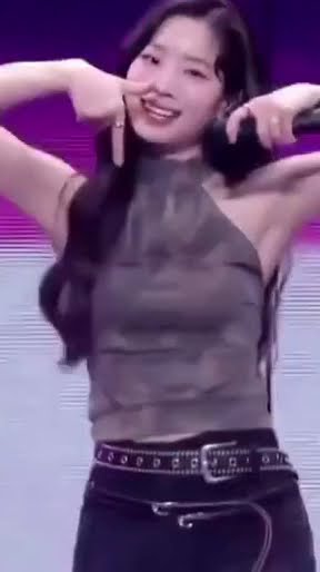 DubuTV: Dahyun showing ONCE her