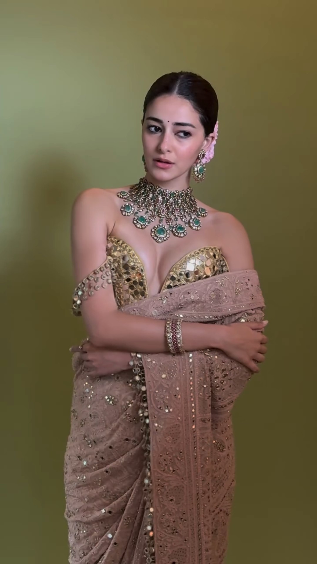 Ananya Panday is 'Baraat' ready in a STUNNING saree ? #shorts #ananyapandey #ananyapanday