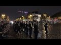 Ravivage de la flamme de la nation sous larc de triomphe