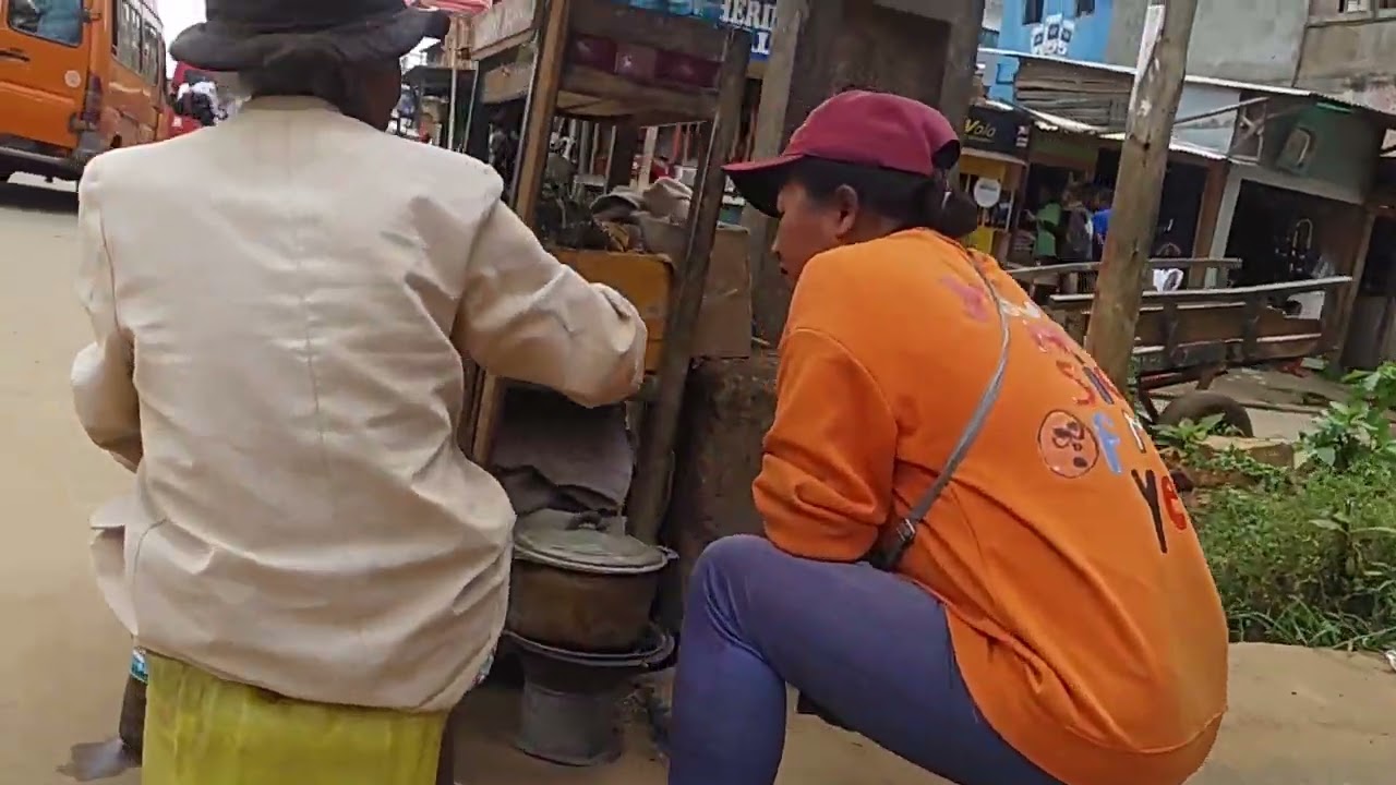 Zaodahy Markets by Antsenakely to Ampatana FIFIMAVA - Walking streets view of Antsirabe Madagascar 