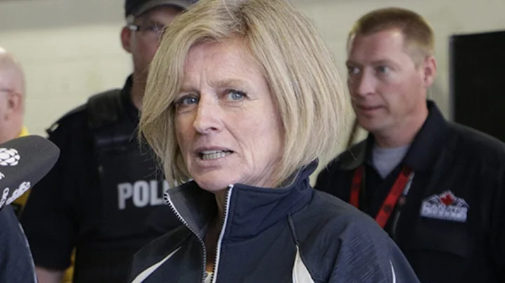Premier Antoinette? Rachel Notley parties in a bar...
