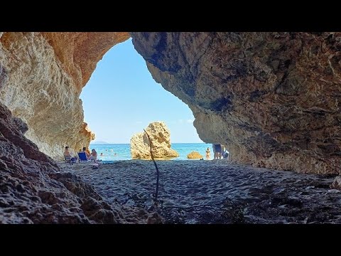 Μέσα σε σπηλιά! Η παραλία της Ελλάδας που δεν πιάνει ποτέ ήλιο και καύσωνα: Καρακατσάνης- Αρκαδία