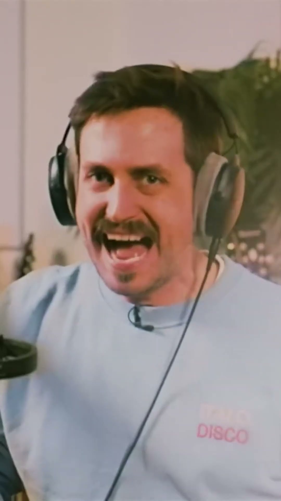 Baby One More Time von Britney Spears im SURF ROCK Style ?‍♂️? #britneyspears #surfrock