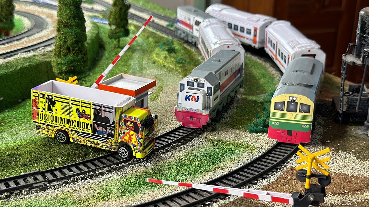 Drama Merakit Kereta Api Tua Vintage Anjlok Menabrak Truk Oleng Anti Gosip Di Tikungan - Train Crash