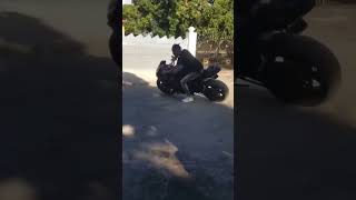 DARKNESS BIKE STUNTER DRIFTING A SUZUKI GSXR 750 IN JAMAICA ??