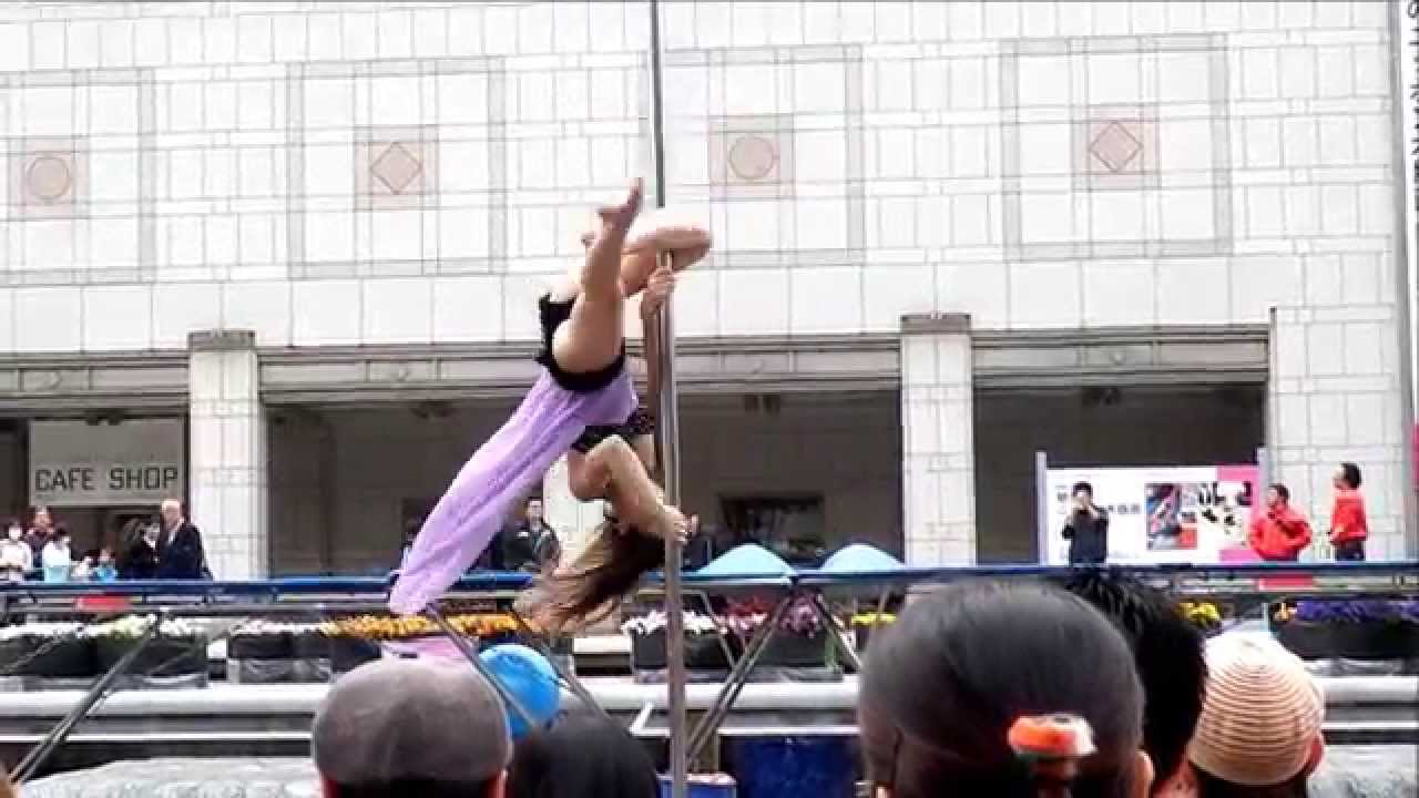 2014 横浜大道芸  Ayaka ＜ポールダンス＞観る人の視線を釘付け