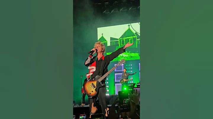 Billie Joe gets a Palestine 🇵🇸 flag thrown up to him on stage. #greenday #jesusofsuburbia #malaysia