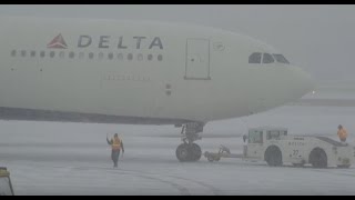 (HD) Watching Airplanes - Snow Storm - Minneapolis / St. Paul International Airport KMSP / MSP