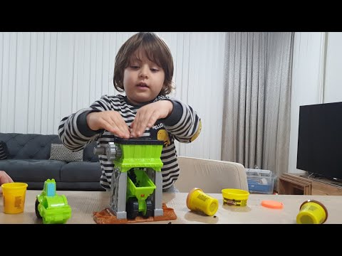 Fatih Selim Play Doh Süper İnşaat Setiyle asfalt yaptık iş makineleri çalışıyor eğlenceli videomuz