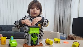 Fatih Selim Play Doh Süper İnşaat Setiyle asfalt yaptık iş makineleri çalışıyor eğlenceli videomuz