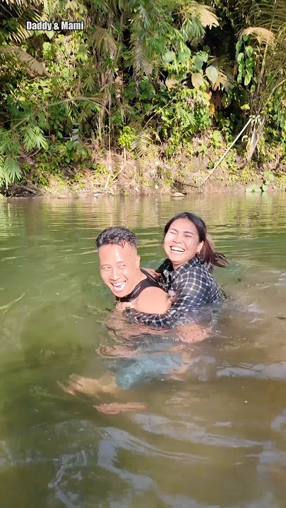 Carry mommy to bathe in the river #daddyandmommy #masboypotatochips #shorts #trending #comedy