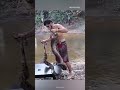 Quest’uomo sta cercando di mangiare un TARANTOLA viva? #shorts