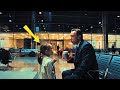 Și tu te-ai pierdut? — fetița îl confruntă pe milionarul singuratic la aeroport… și totul se schimbă