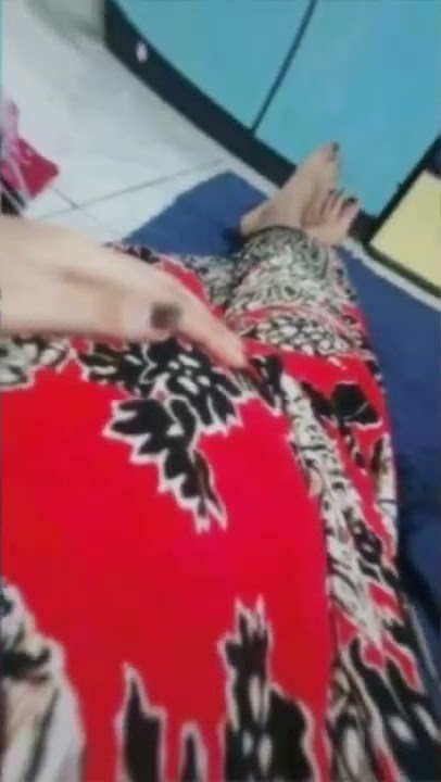 Sarung batik Ade Suhernah bersama a'a