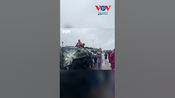 Quân khu 5 đưa xe thiết giáp vượt lũ, tiếp tế khẩn cấp cho người dân Đắk Lắk   #vovgiaothong #fm91