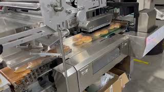 Smart Belt conveyor feeding 3pcs buns bread cake automatic package machine.