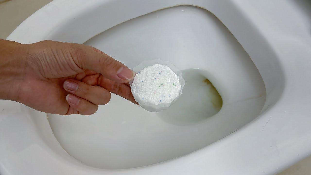 Я только сегодня узнала, что если положить стиральный порошок в унитаз, он не испачкается и не