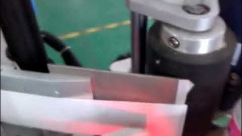 Automatic empty plastic jar bottle labeling machine round bottle positioning labeling line