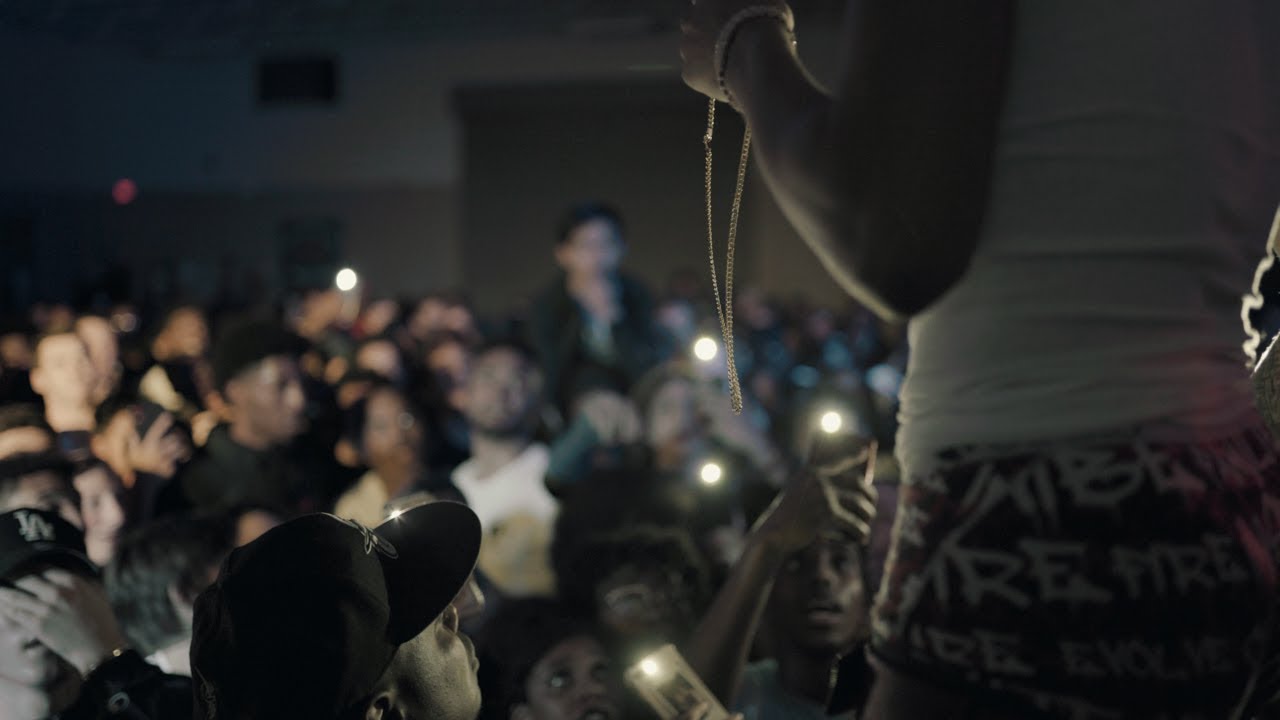 Fan Gives Nle Choppa A 1000 Gold Necklace During Performance