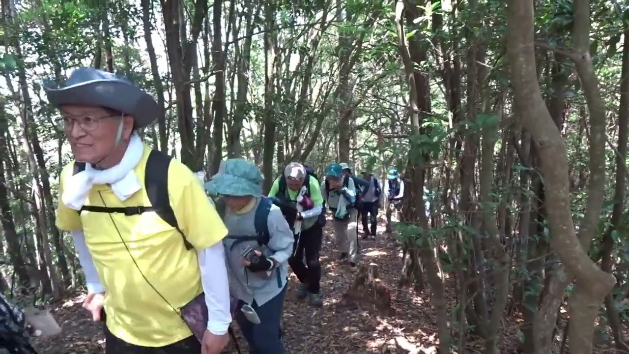 岩船岳の頂で(坂歩こう会)