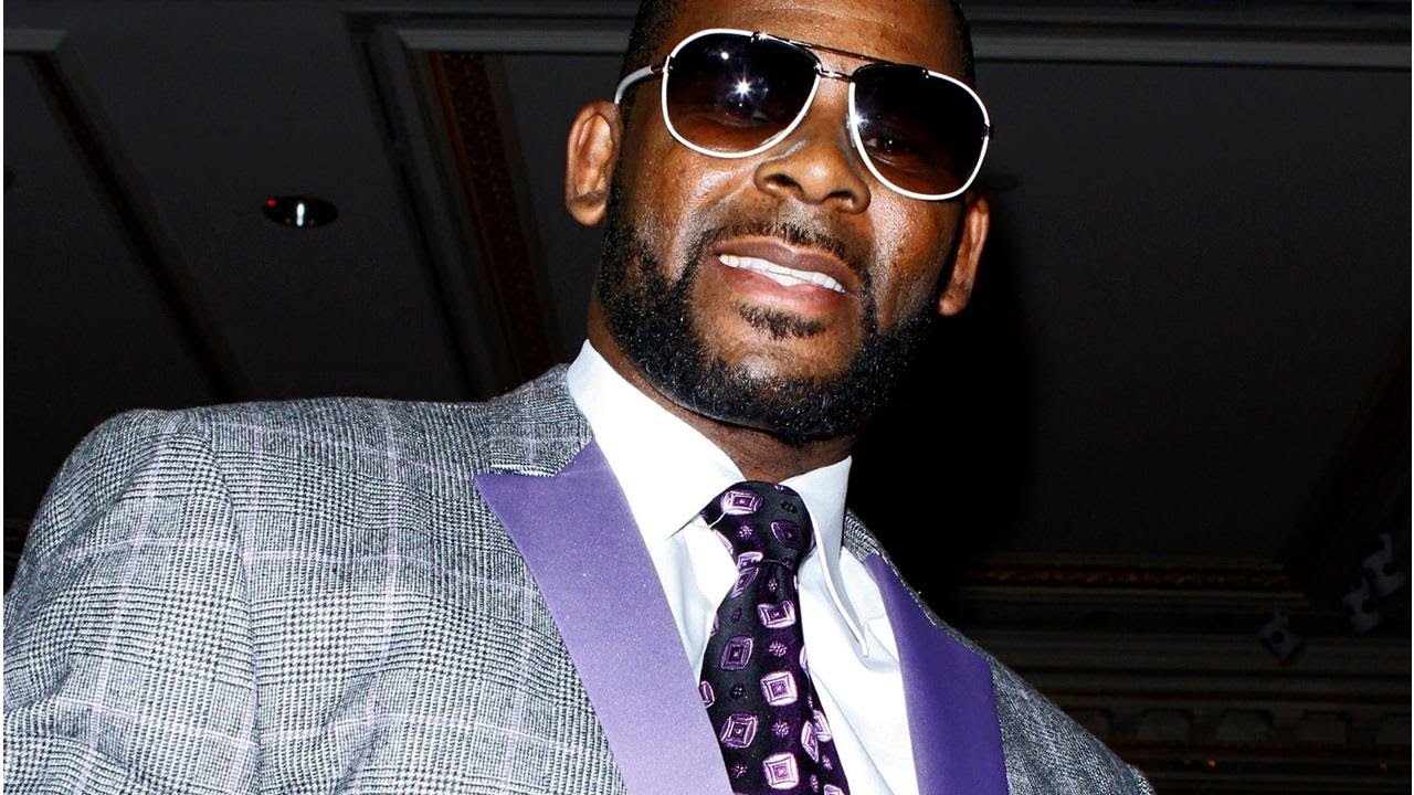 VIDEO: R. Kelly sings for fans in Springfield, Illinois nightclub - YouTube