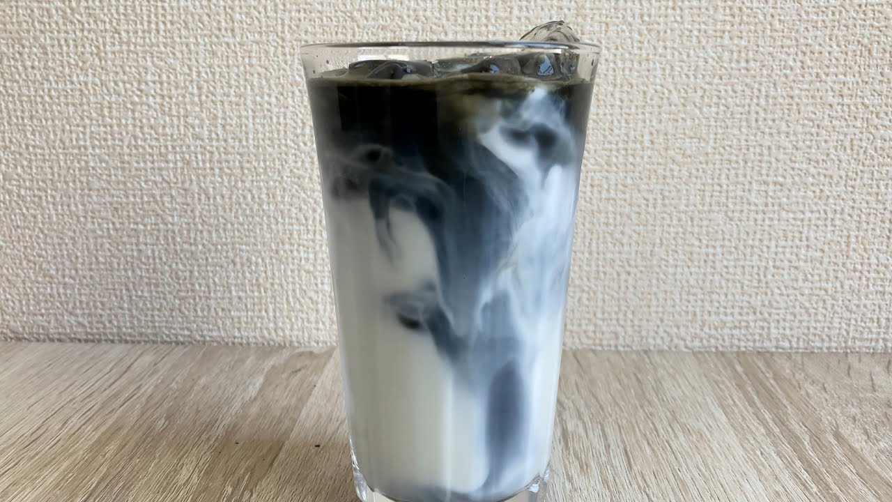 How to make ice charcoal latte (quick and easy black latte recipe